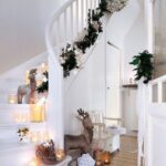 Low-Hanging-Christmas-Garland-on-the-Stairs