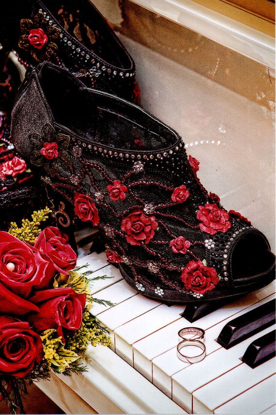 Gorgeous Halloween Wedding Shoes Inspirations For a Spooky Big Day_21