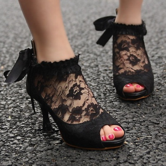 Gorgeous Halloween Wedding Shoes Inspirations For a Spooky Big Day_40