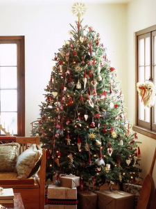 How to Decorate a Christmas Tree Traditionally In Easy Steps - family ...