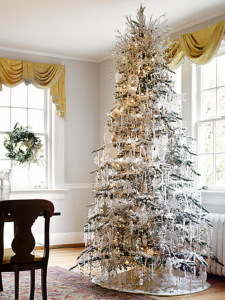 How to Decorate a Christmas Tree Traditionally In Easy Steps - family ...