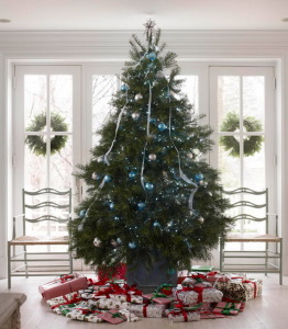How to Decorate a Christmas Tree Traditionally In Easy Steps - family ...