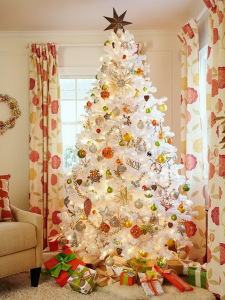 How to Decorate a Christmas Tree Traditionally In Easy Steps - family ...