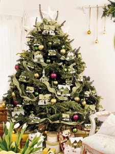 How to Decorate a Christmas Tree Traditionally In Easy Steps