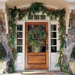 Stunning-Christmas-Front-Door-Décor-Ideas-familyholiday_03