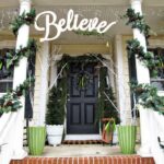 Stunning-Christmas-Front-Door-Décor-Ideas-familyholiday_05