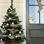 Stunning-Christmas-Front-Door-Décor-Ideas-familyholiday_07