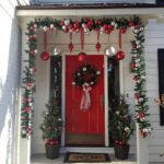 Stunning-Christmas-Front-Door-Décor-Ideas-familyholiday_09