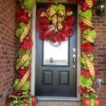 Stunning-Christmas-Front-Door-Décor-Ideas-familyholiday_13