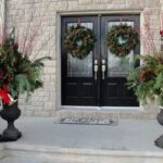Stunning-Christmas-Front-Door-Décor-Ideas-familyholiday_21