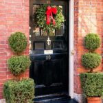 Stunning-Christmas-Front-Door-Décor-Ideas-familyholiday_23