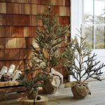 Stunning-Christmas-Front-Door-Décor-Ideas-familyholiday_25