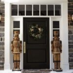 Stunning-Christmas-Front-Door-Décor-Ideas-familyholiday_31