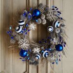 Stunning-Christmas-Front-Door-Décor-Ideas-familyholiday_36