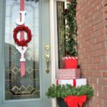 Stunning-Christmas-Front-Door-Décor-Ideas-familyholiday_40