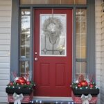 Stunning-Christmas-Front-Door-Décor-Ideas-familyholiday_44