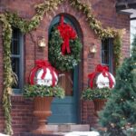 Stunning-Christmas-Front-Door-Décor-Ideas-familyholiday_53