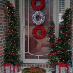 Stunning-Christmas-Front-Door-Décor-Ideas-familyholiday_54