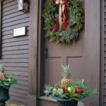 Stunning-Christmas-Front-Door-Décor-Ideas-familyholiday_56