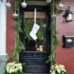 Stunning-Christmas-Front-Door-Décor-Ideas-familyholiday_57