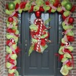 Stunning-Christmas-Front-Door-Décor-Ideas-familyholiday_58