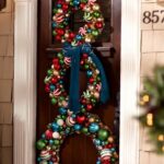 Stunning-Christmas-Front-Door-Décor-Ideas-familyholiday_59