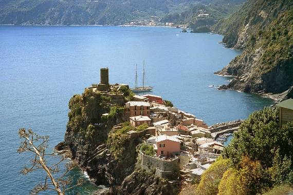 Explore-Stunning-The-Cinque-Terre-town-Of-Vernazza-On-The-Italian-Riviera-1