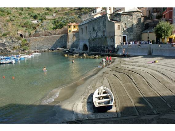 Explore-Stunning-The-Cinque-Terre-town-Of-Vernazza-On-The-Italian-Riviera3