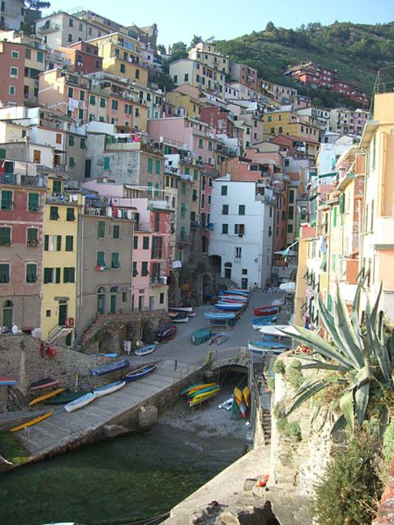 Riomaggiore An Incredible cliff-Side Village In Italy (10)