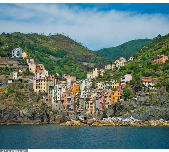 Riomaggiore An Incredible cliff-Side Village In Italy (11)