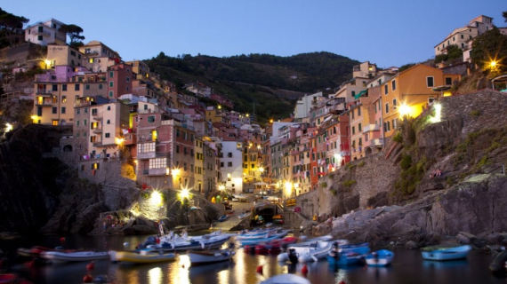 Riomaggiore An Incredible cliff-Side Village In Italy (19)