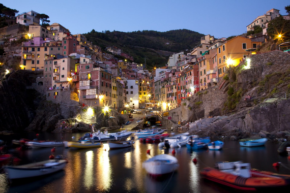 Riomaggiore An Incredible cliff-Side Village In Italy (5)