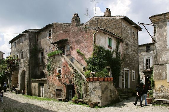 Calcata A Precarious Small Town In Italy (4)