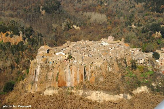 Calcata A Precarious Small Town In Italy (6)