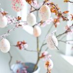 40 Colorful Easter Décor Ideas for Spring Homes and Holiday Tables (33)-min