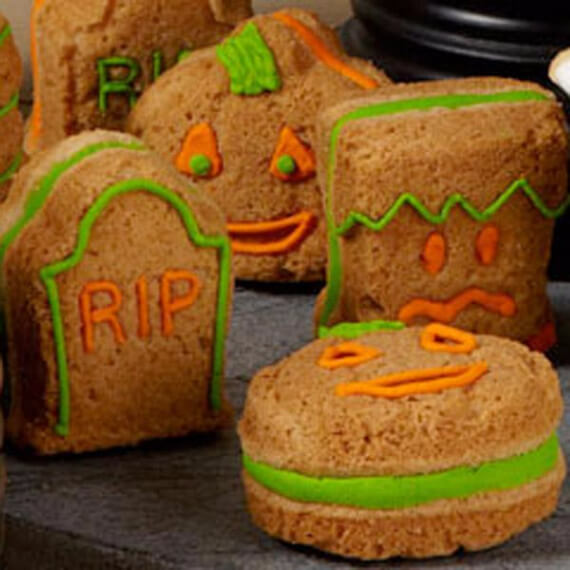 Fun And Simple Ideas For Decorating Halloween Cupcakes (1)