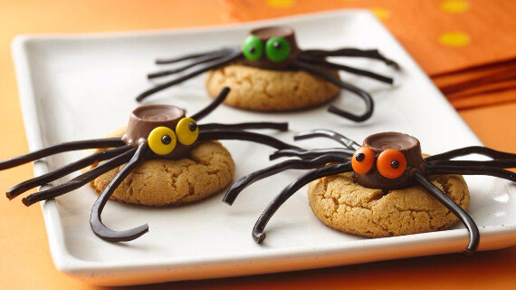 Fun And Simple Ideas For Decorating Halloween Cupcakes (11)