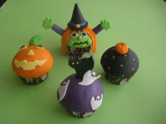 Fun And Simple Ideas For Decorating Halloween Cupcakes (15)