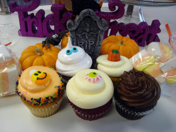 Fun And Simple Ideas For Decorating Halloween Cupcakes (17)