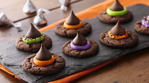 Fun And Simple Ideas For Decorating Halloween Cupcakes (24)
