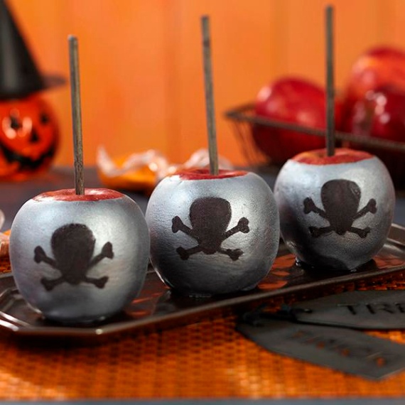 Fun And Simple Ideas For Decorating Halloween Cupcakes (25)