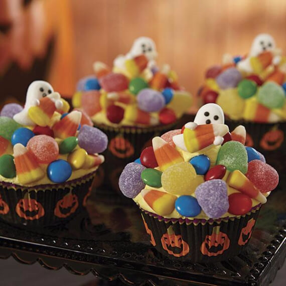Fun And Simple Ideas For Decorating Halloween Cupcakes (30)