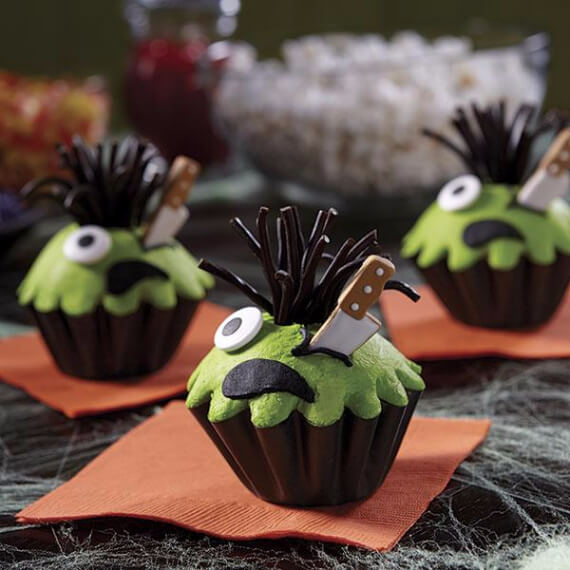 Fun And Simple Ideas For Decorating Halloween Cupcakes (32)