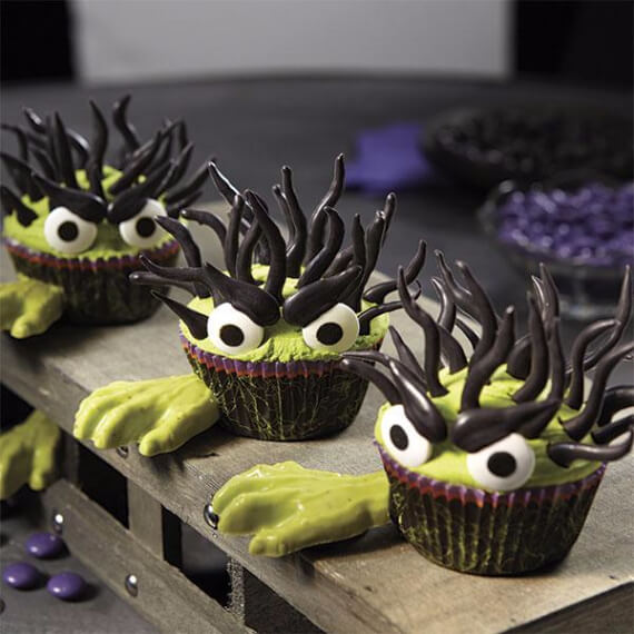 Fun And Simple Ideas For Decorating Halloween Cupcakes (36)