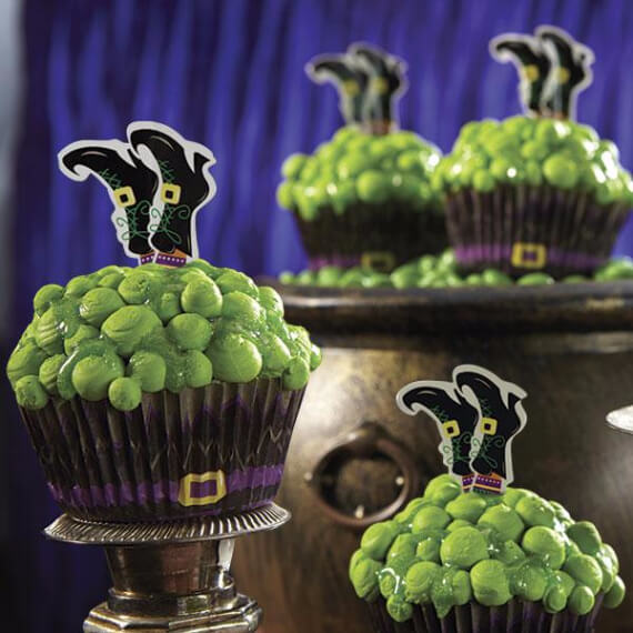 Fun And Simple Ideas For Decorating Halloween Cupcakes (37)