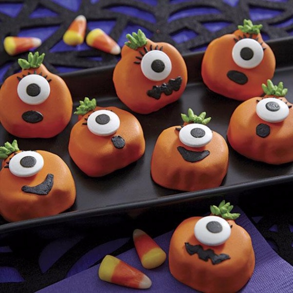Fun And Simple Ideas For Decorating Halloween Cupcakes (38)