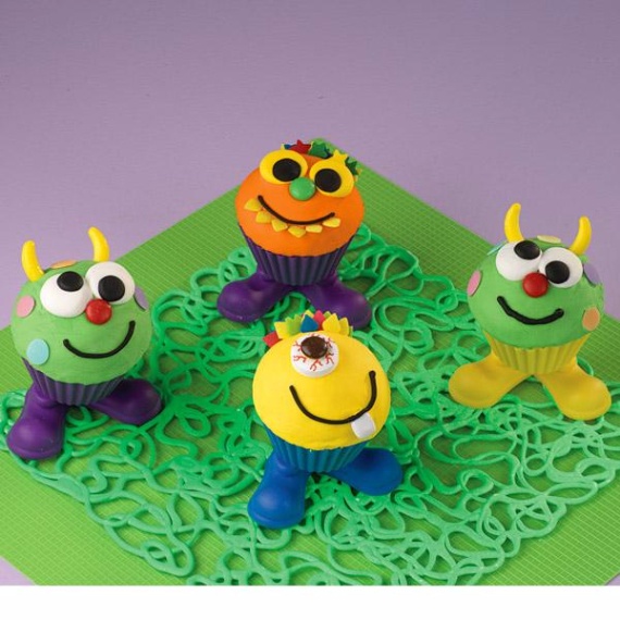 Fun And Simple Ideas For Decorating Halloween Cupcakes (39)
