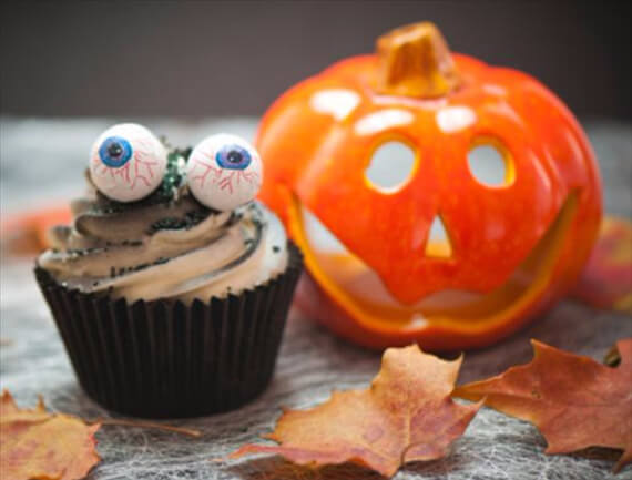 Fun And Simple Ideas For Decorating Halloween Cupcakes (8)