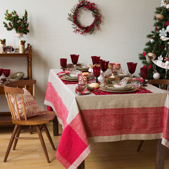 Christmas Dining Table Decor In Red And White (13)
