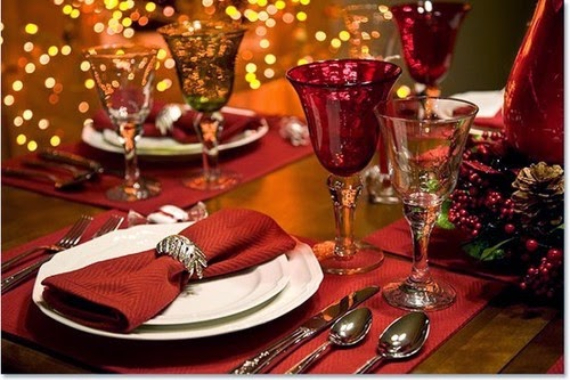 Christmas Dining Table Decor In Red And White (13)